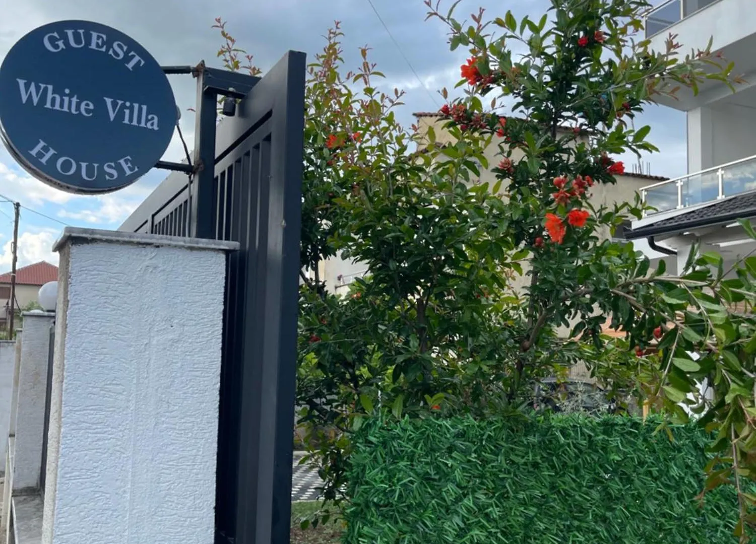 Guest House White Villa Kamez